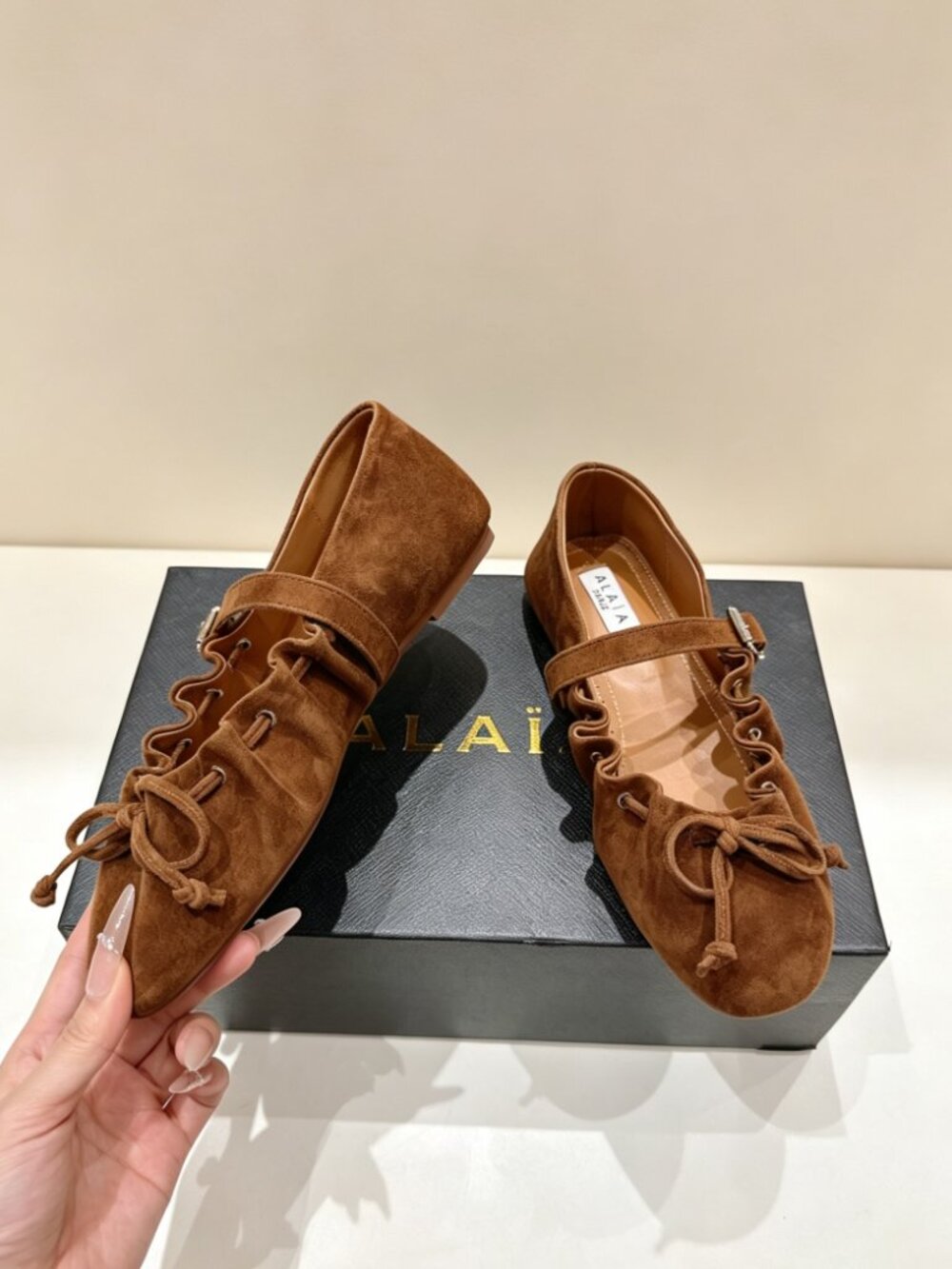 ALAÏA Bow-Detailed Suede Mary Jane Flats - Picture 6 of 6